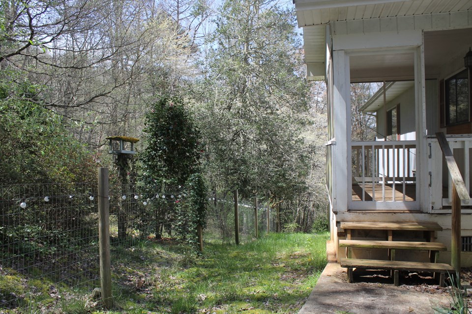 screened porch and fenced yard