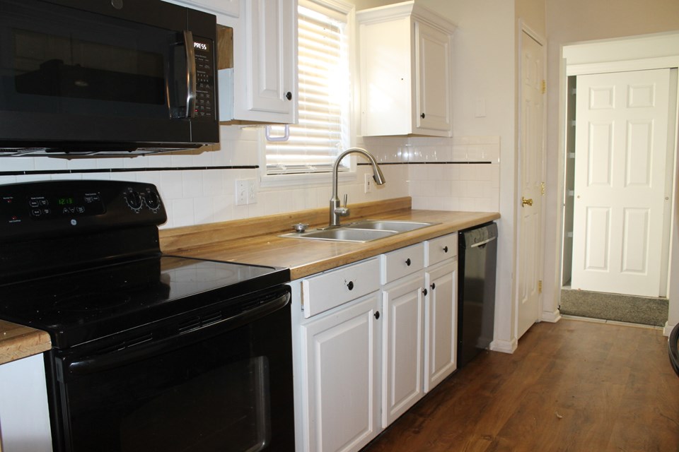 ample counter and cabinet space