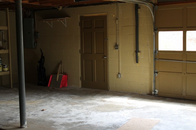 garage has large workshop area